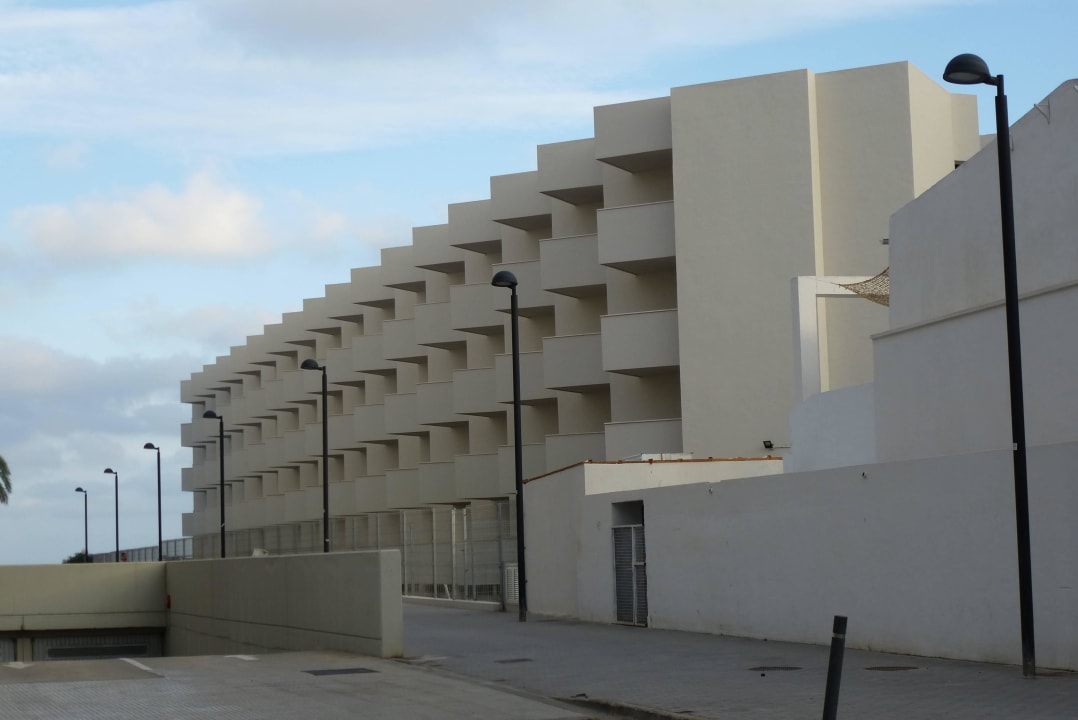 Nordseite; hier führt ein Weg an den Strand Hotel Garbi Ibiza & Spa