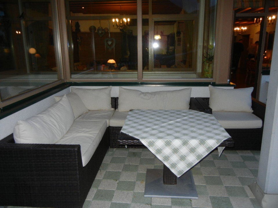 Überdachte Chillinglounge auf der Panoramaterrasse Alpengasthof Astegg