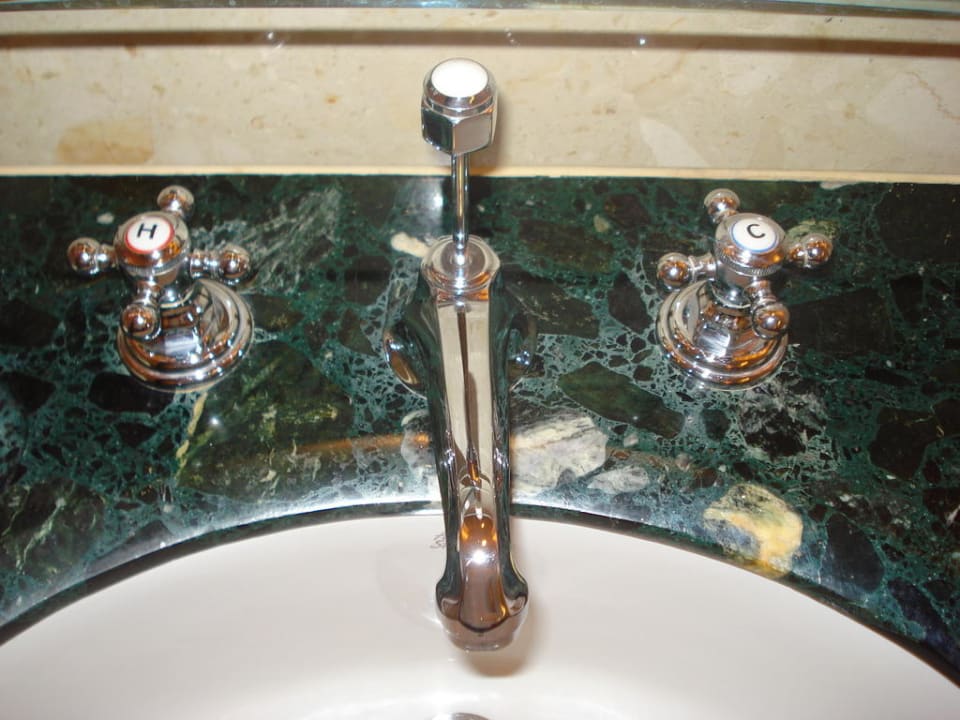 Waschtisch-Armaturen auf grünem Marmor Hotel The Peninsula Bangkok