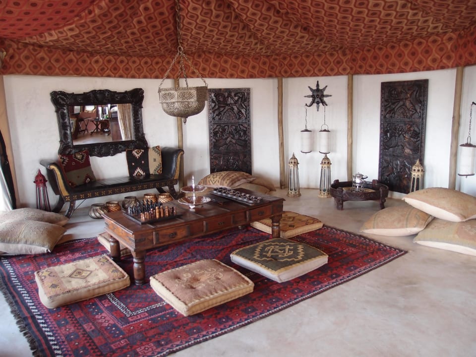 Sitzecke im Hauptzelt Shu'Mata Camp