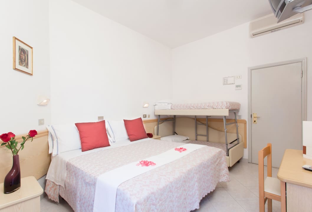 Camera Comfort 4 letti - Comfort Zimmer 4 Betten Hotel Cola Bellaria