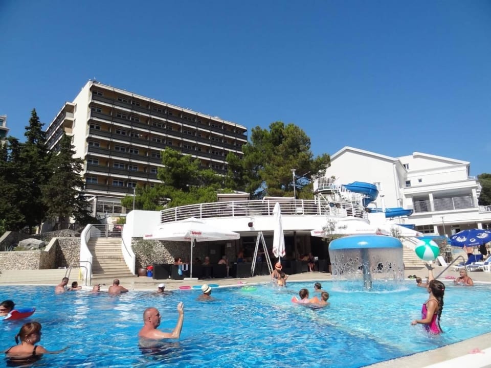 Pool mit Hotel im Hintergrund Drazica Resort - Hotel Drazica