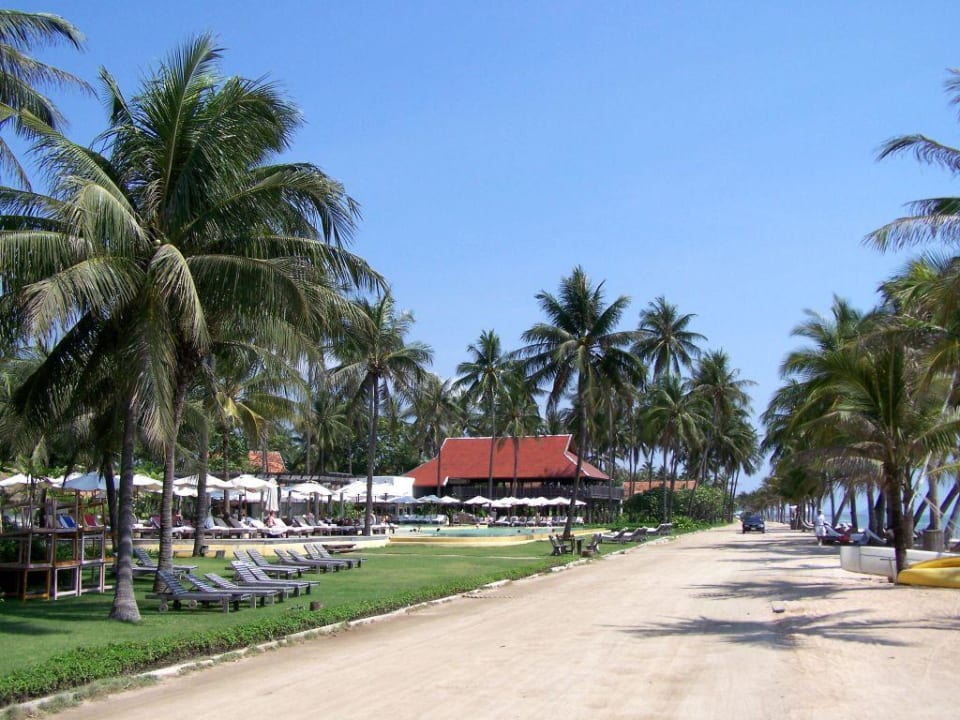 "Straße" zwischen Hotel und Meer Wyndham Hua Hin Pranburi Resort & Villas