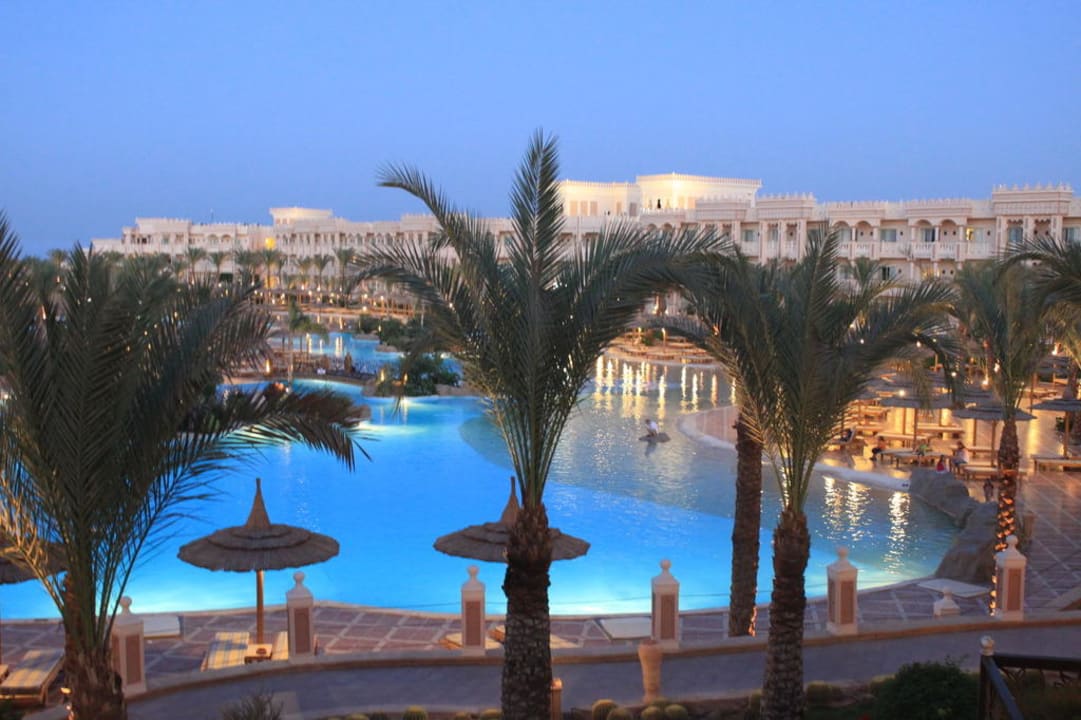 Poolanlage kurz bevor es finster wird Pickalbatros Palace Resort