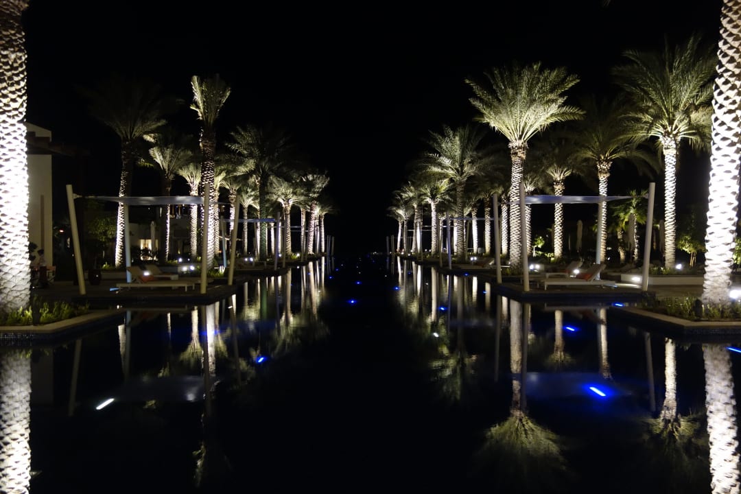 Pool bei Nacht Park Hyatt Abu Dhabi Hotel and Villas