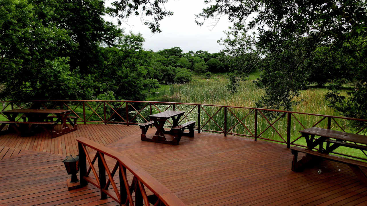 Terrasse mit Wasserloch Ntshondwe Camp