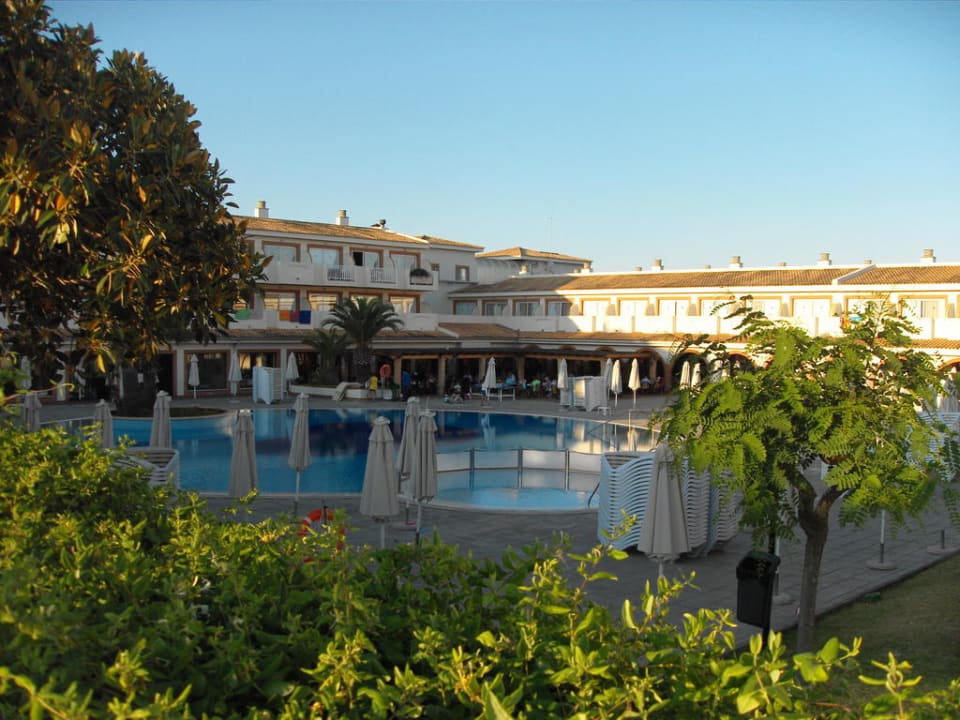 Untere Poolanlage mit Aussenbereich der Pizzeria blau punta reina