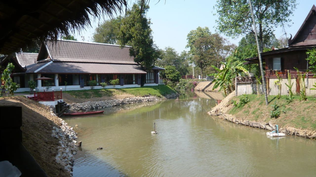 Kleiner Bach zwischen Restaurant und Hotel Hotel The Legendha Sukhothai Resort
