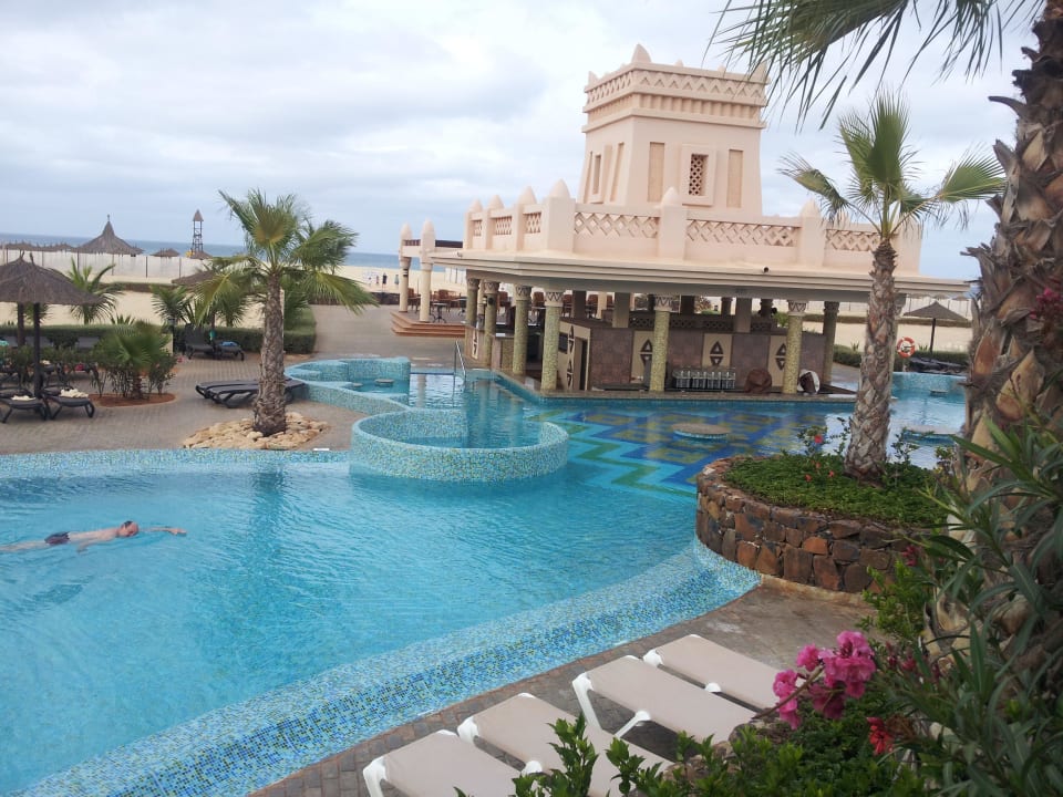 Haupt-Pool mit Bar Hotel Riu Touareg