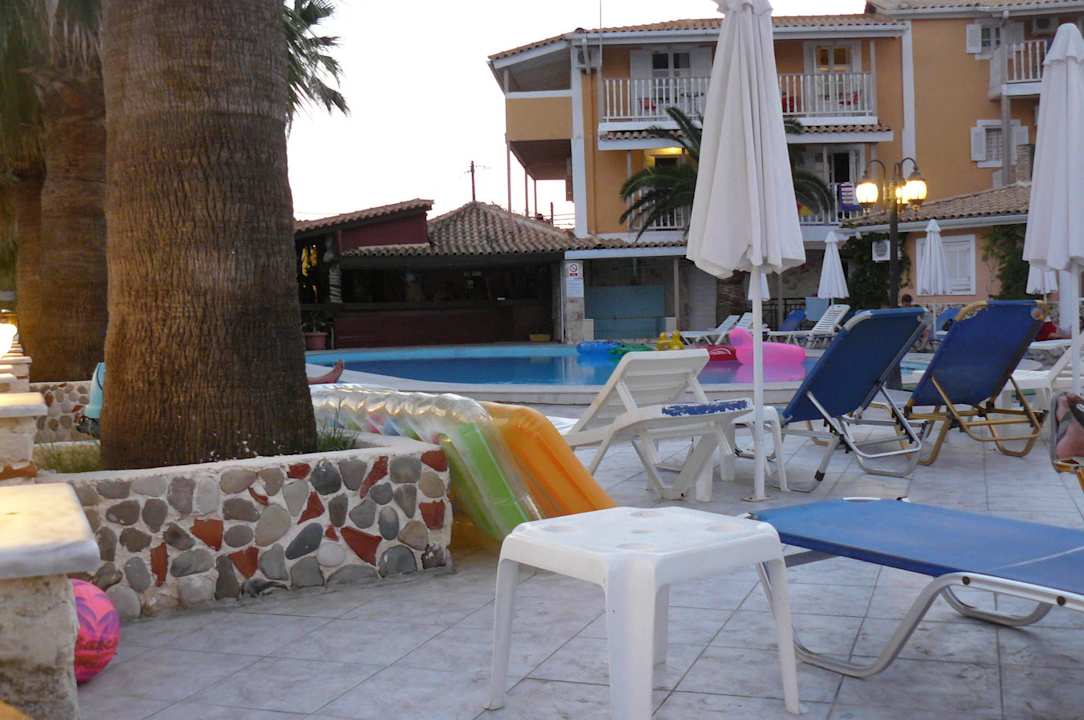 Pierwszy basen z przodu hotelu Hotel Turtle Beach