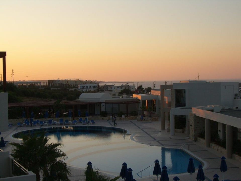 Großer Pool bei Sonnenuntergang Grand Hotel Holiday Resort
