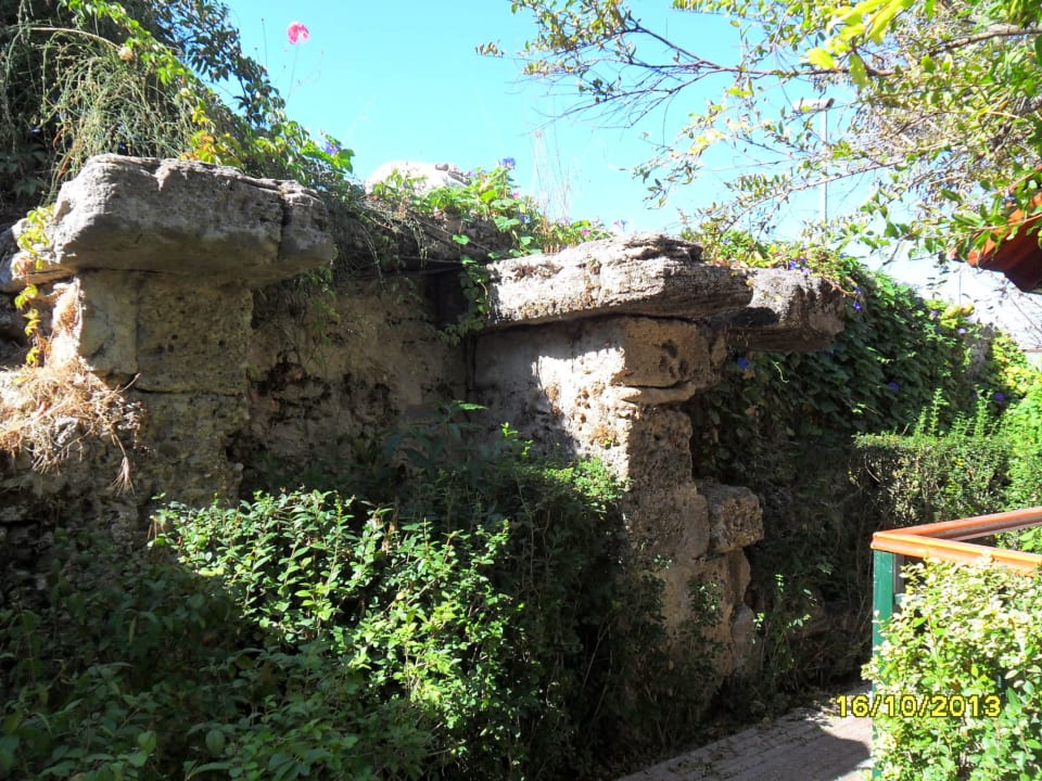 Antike Mauer Can Garden Beach