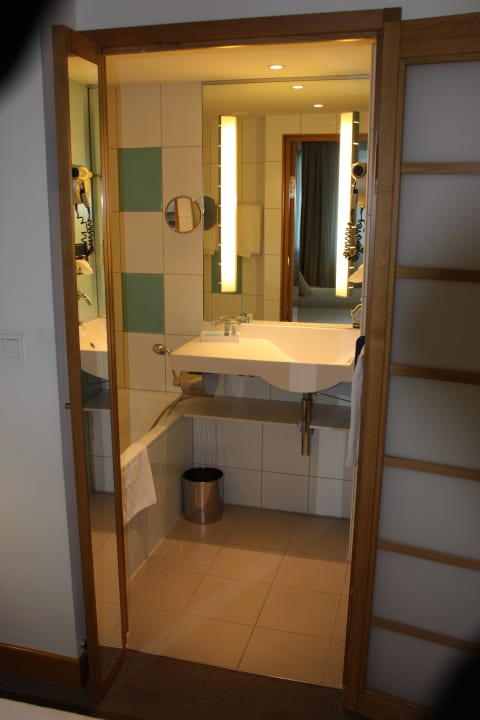 Blick ins Bad Novotel Hamburg City Alster