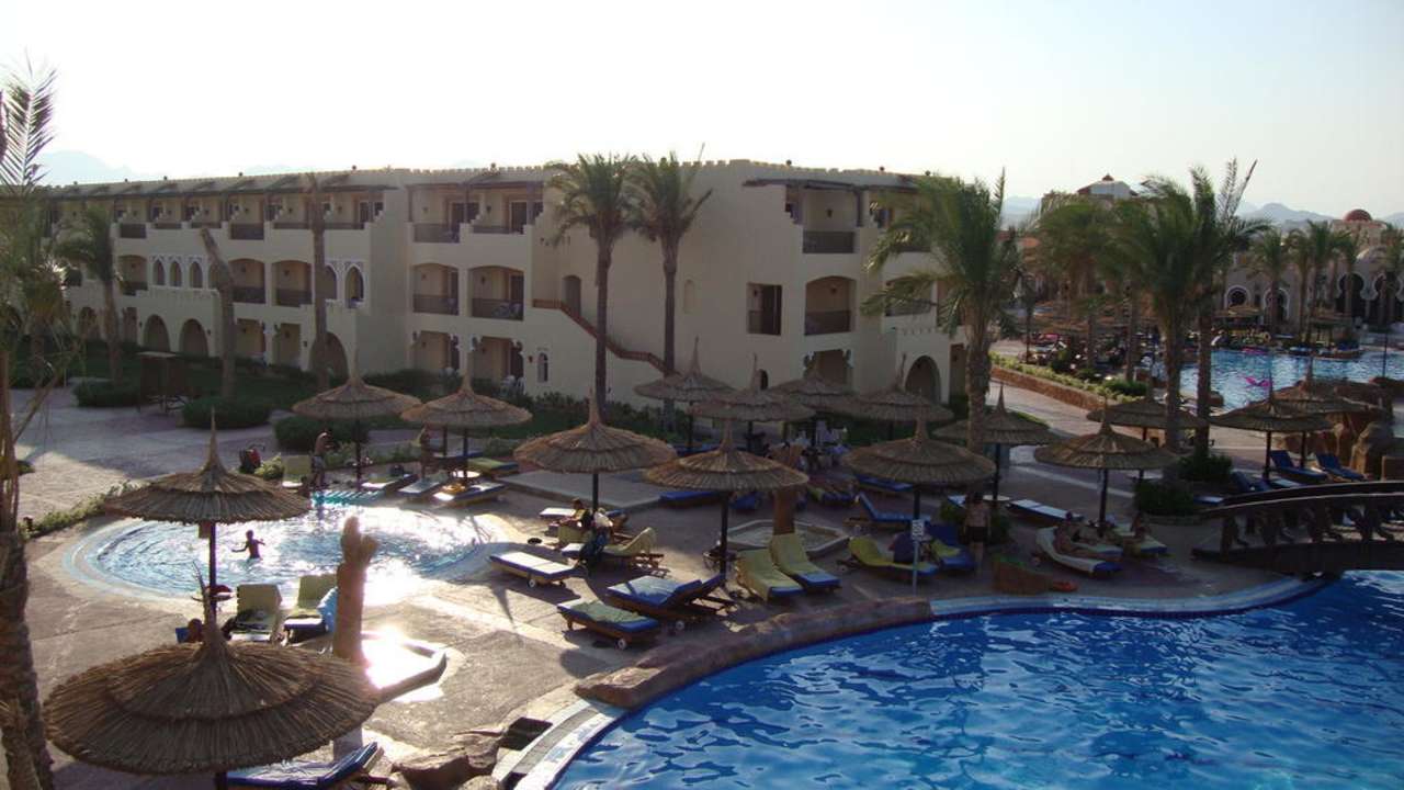 Lewe skrzydło hotelu Sea Beach Edge By Rotana