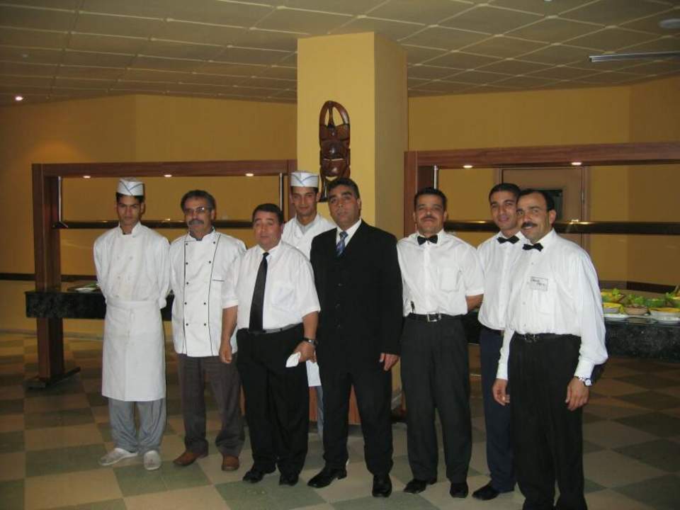 Speisesaal-Crew Hotel African Queen