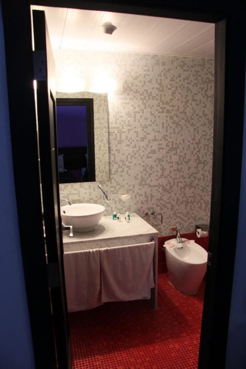 Das Bad mit Badewanne,Dusche, WC und Waschbecken Hotel Palacio del Marqués de San Felipe y Santiago de Bejucal