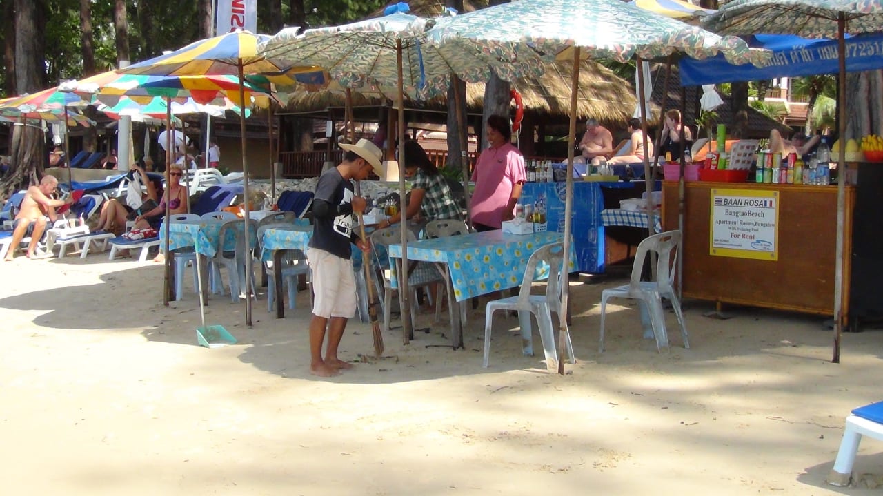 Verkäufer am Strand Best Western Premier Bangtao Beach Resort & Spa