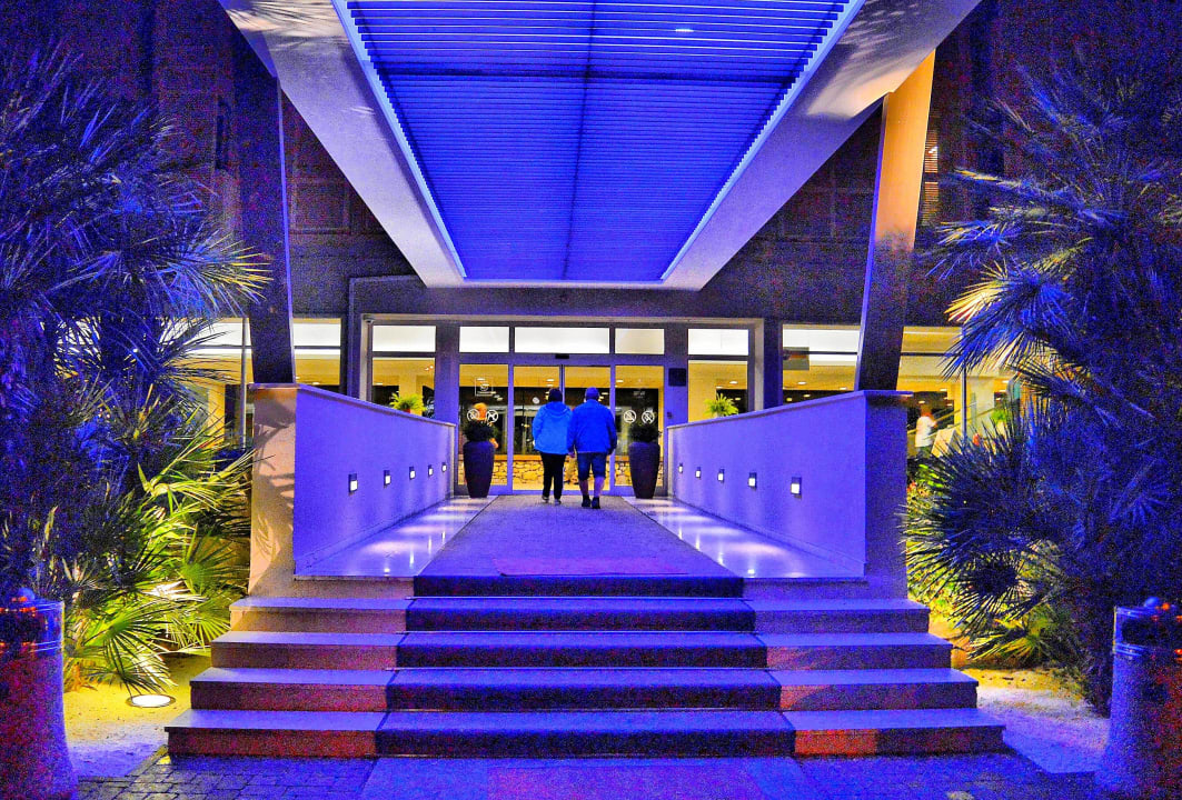 Hoteleingang am Abend Hotel Mediteran Plava Laguna
