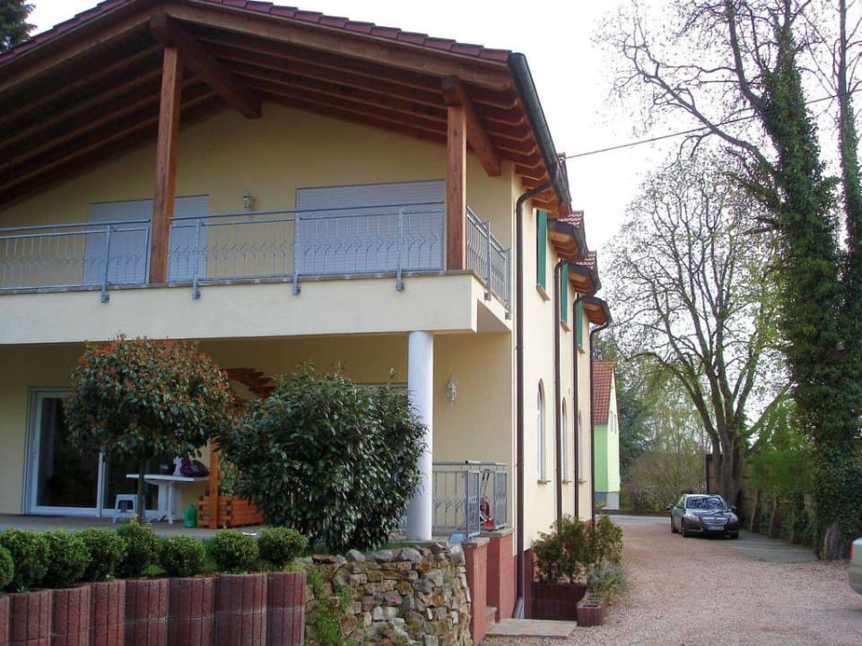 Rückseite und Abstellflächen für PKW Pension Landhaus Warndtwald