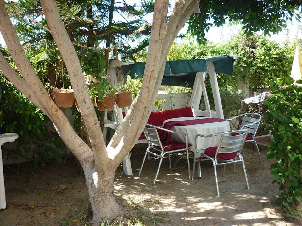 Garten mit Essbereich Carna Garden Hotel