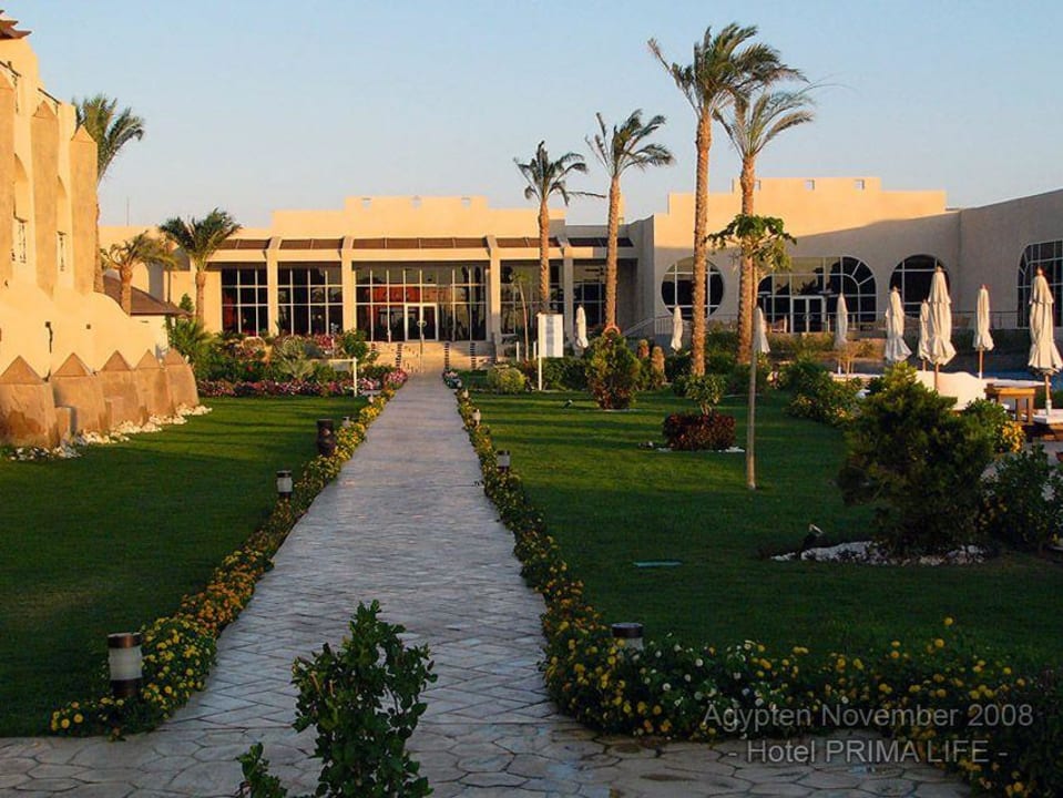 Grünanlage und Rezeption Prima Life Makadi Resort