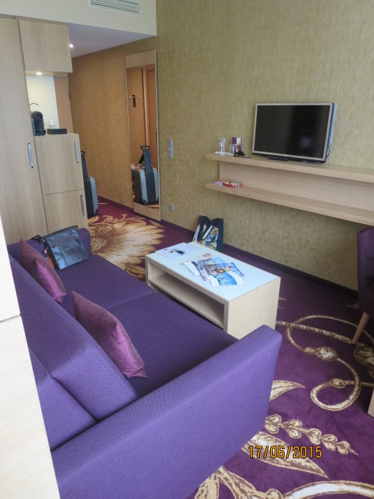 Couch und Flurblick Hotel Mondial am Dom Cologne- MGallery