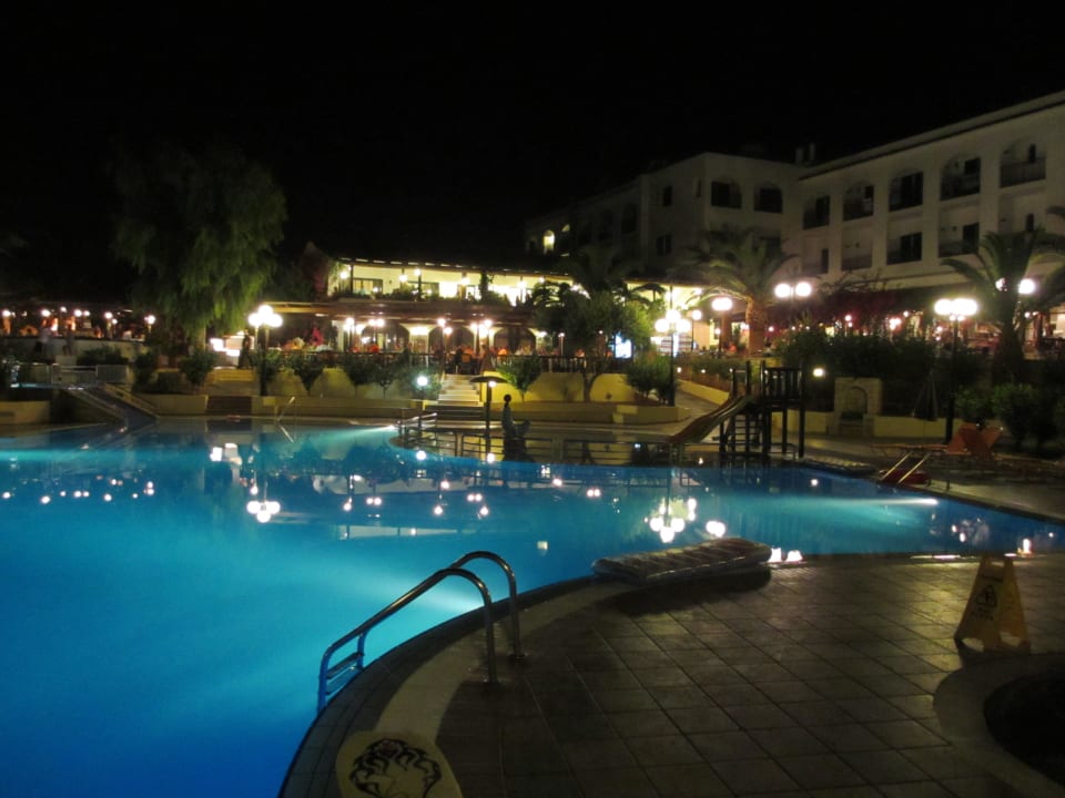 Das Hotel ist toll - hier abends TUI SUNEO Chrissi Amoudia