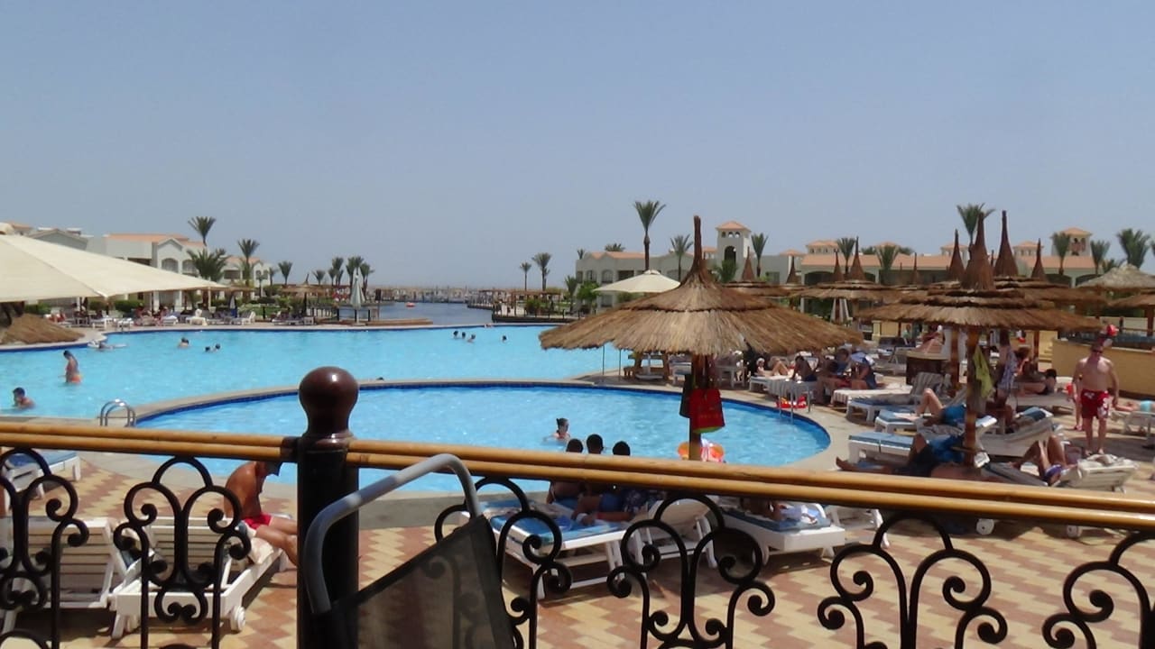 Blick über das Pool zum Meer Pickalbatros Dana Beach Resort - Hurghada