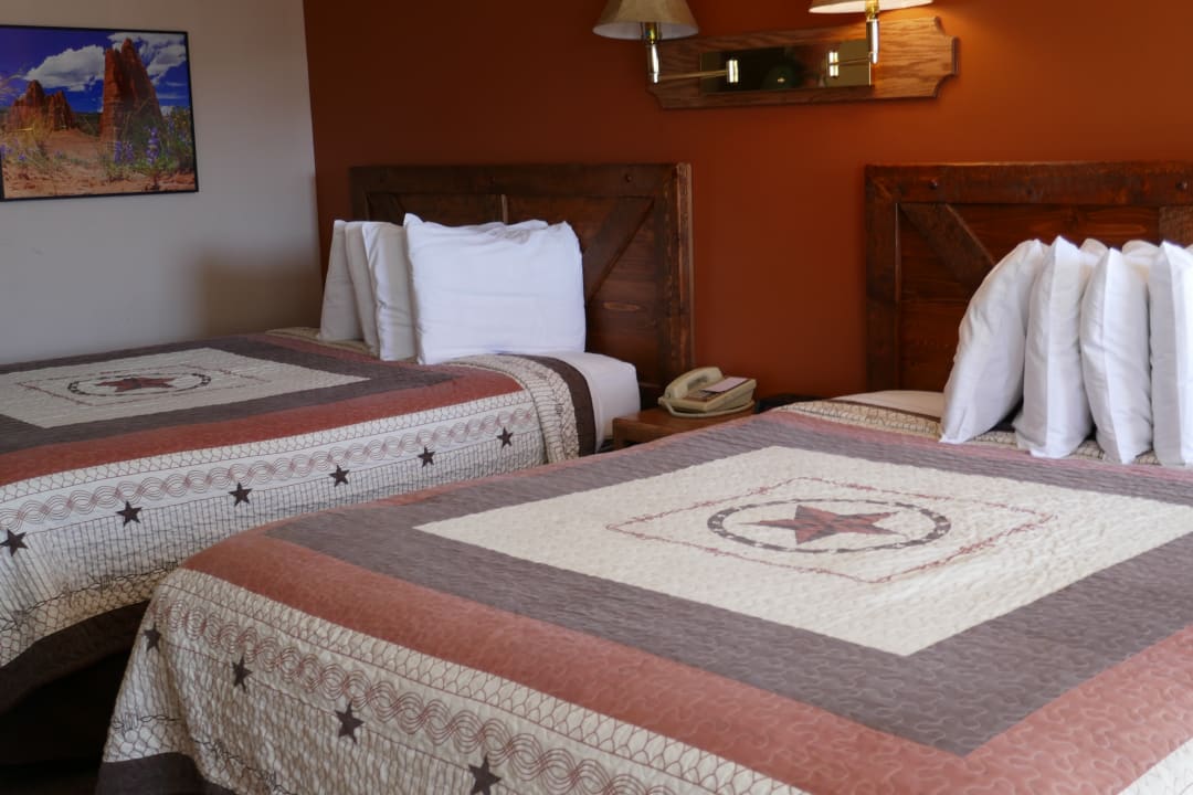 Zimmer Broken Spur Inn & Steakhouse