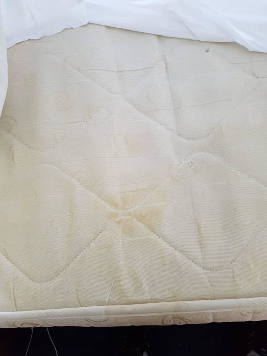 Versaute Matratze  Hotel Glarus Beach