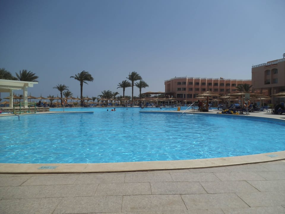 Hauptpool vom Zimmer aus gesehen Beach Albatros Resort