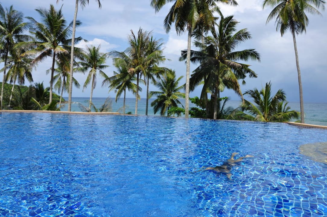Poolanlage mit Blick auf das Meer Koh Kood Beach Resort
