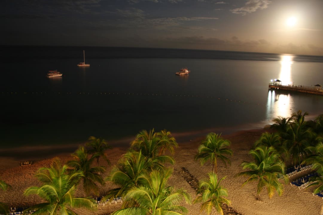 Widok z pokoju na plażę nocą Hotel Riu Ocho Rios