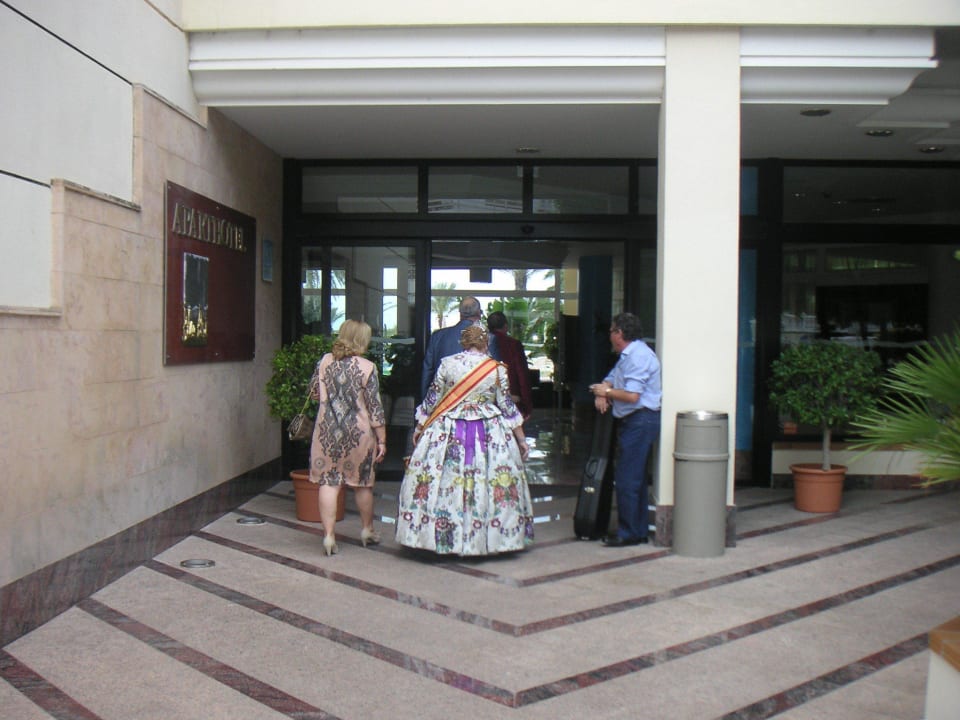 Weitere Gäste mit Musiker treffen ein Hotel-Apartamentos Blau Parc