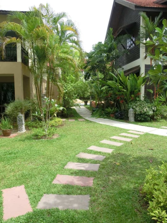In der Anlage der Weg zum Zimmer Hive Khaolak Beach Resort