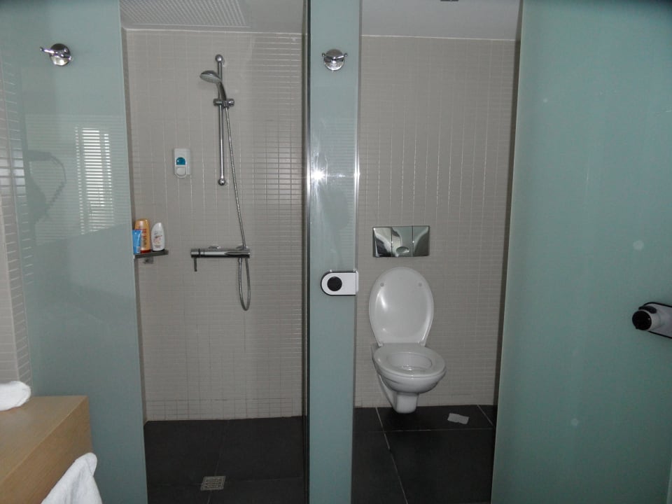 Links Dusch ohne Tür, rechts WC mit Tür Atlantica Mikri Poli Kos