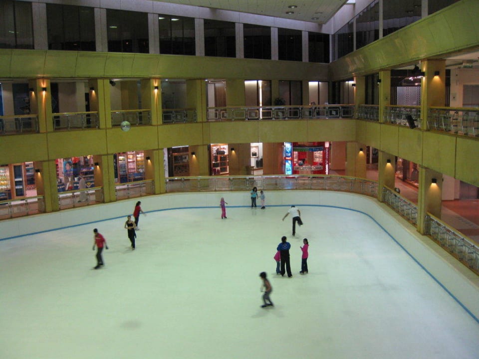 Eisbahn im Einkaufszentrum im Hotel Hyatt Regency Dubai