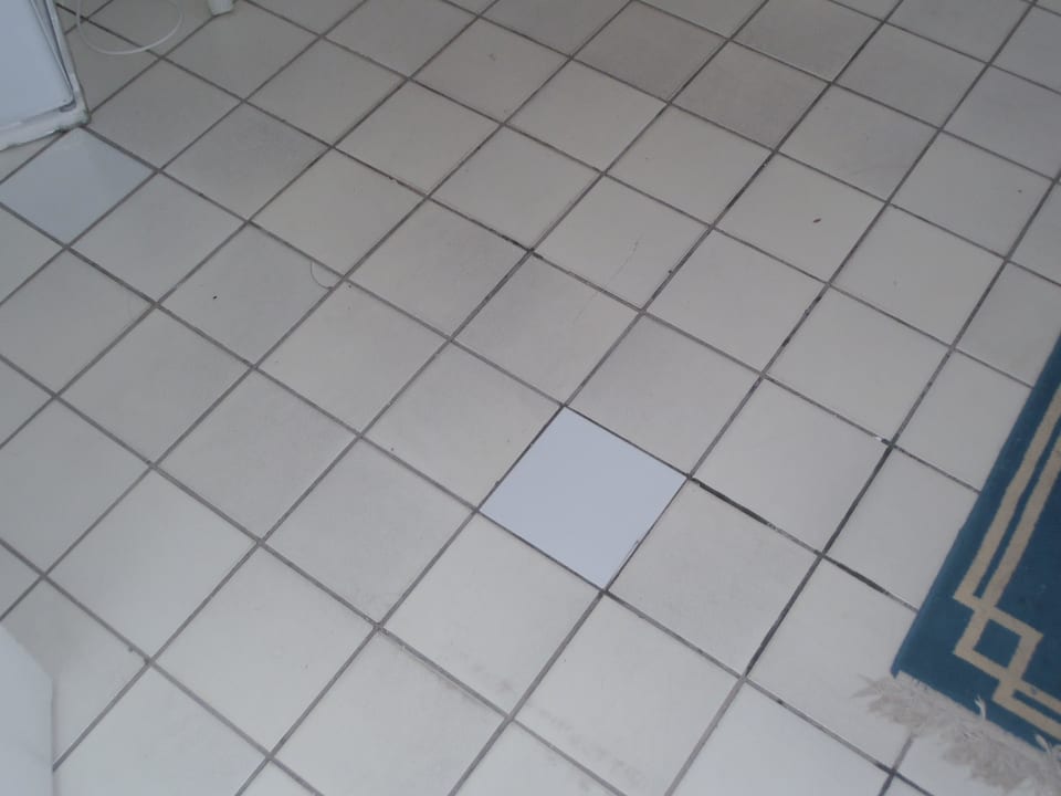 Fliesenbeschädigungen Hotel Neptunia Skanes