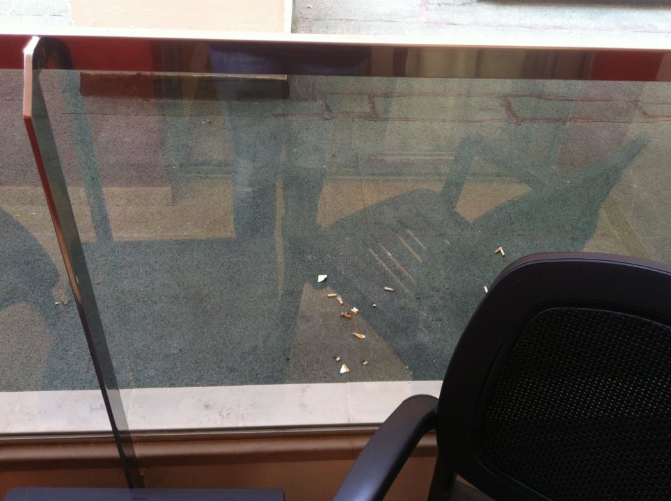 Kippenstummel vom Vorgänger trotz Zimmerreinigung MLL Mediterranean Bay - Adults only