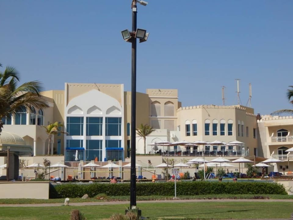 Blick vom Strand Richtung Hotel Wyndham Garden Salalah Mirbat