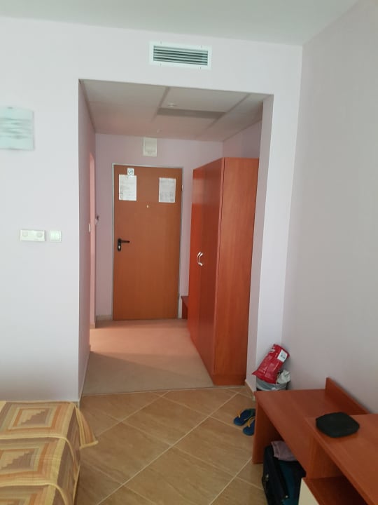 Eingangsbereich mit Schrank und links dem Bad Hotel Ivana Palace