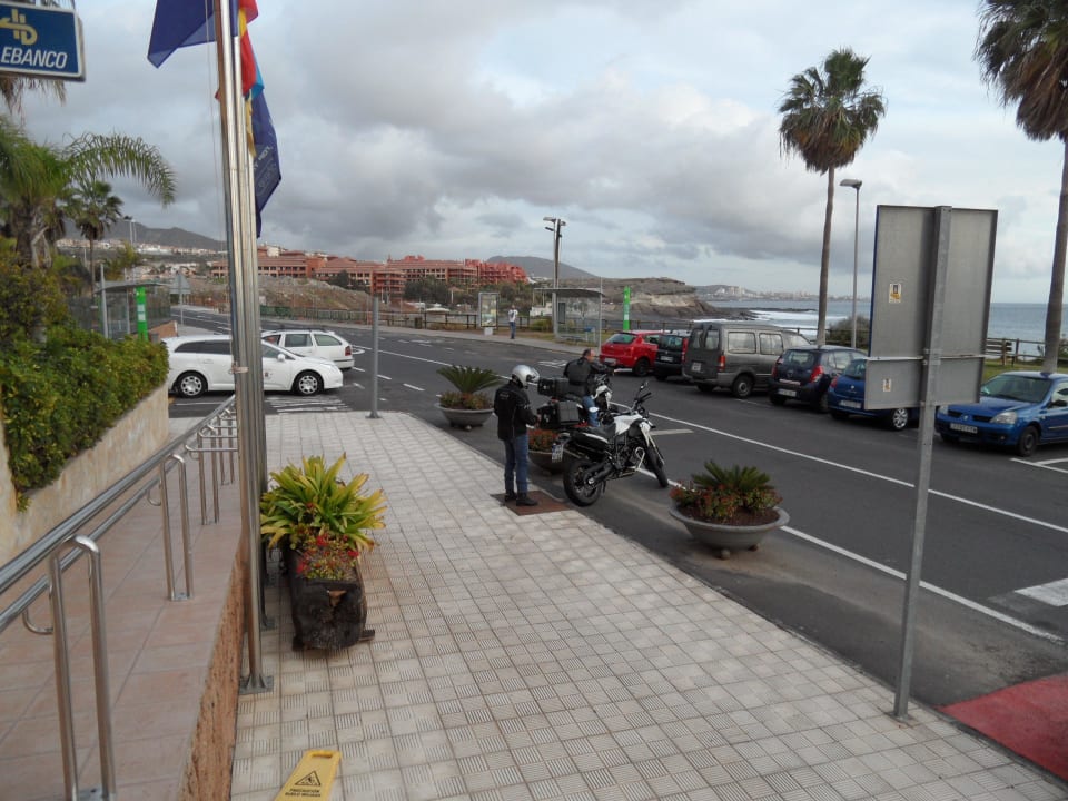 Blick vom Eingang zur Busstation, Taxistand usw. HOVIMA Jardin Caleta