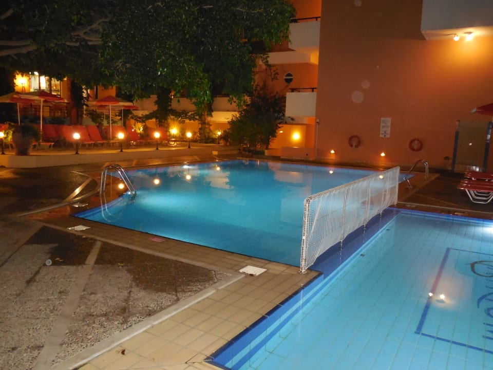 Abends am Pool Atrium Ambiance Hotel