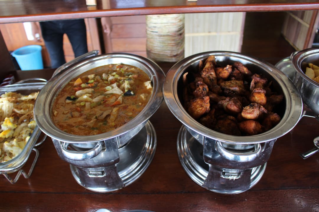 Fischcurry und Hühnchenteile Papua Explorers Resort