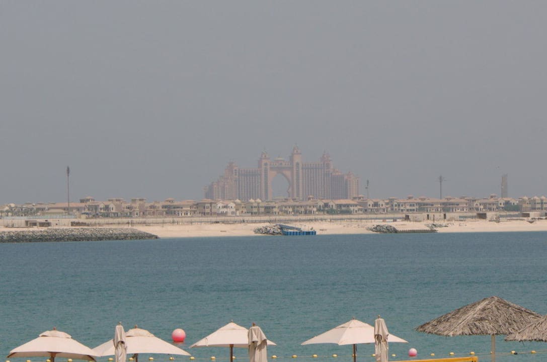 Das Atlantishotel vom Pool aus gesehen Le Meridien Mina Seyahi Beach Resort & Waterpark