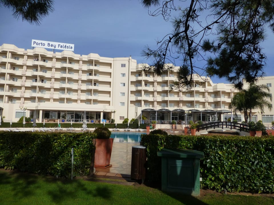 Sicht vom Rasen zum Hotel PortoBay Falésia