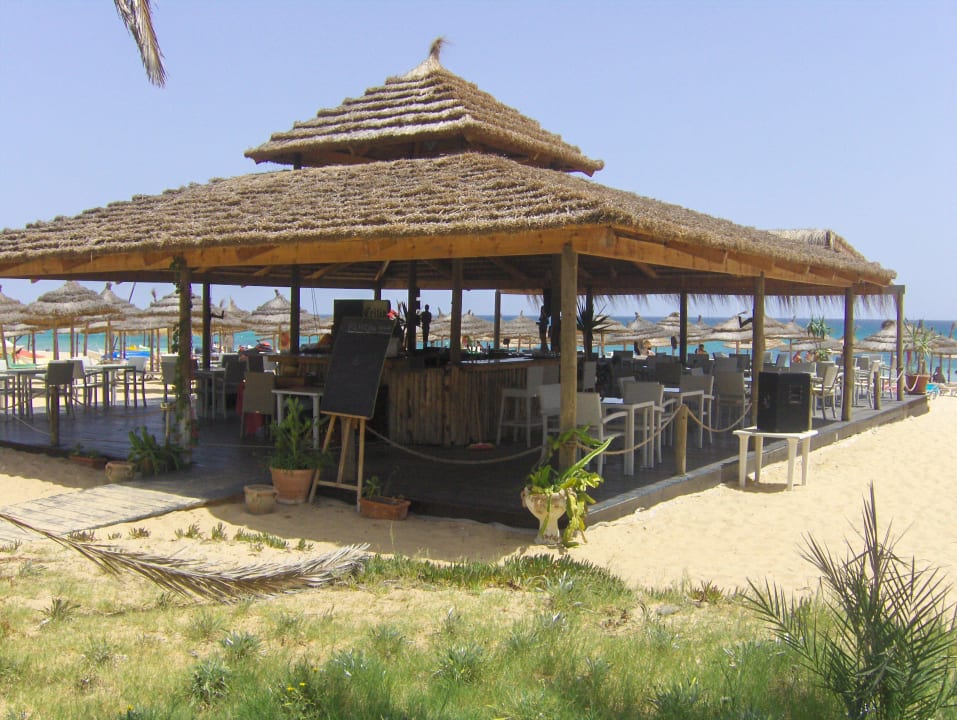 Płatny bar na plaży Nahrawess Resort & Thalasso