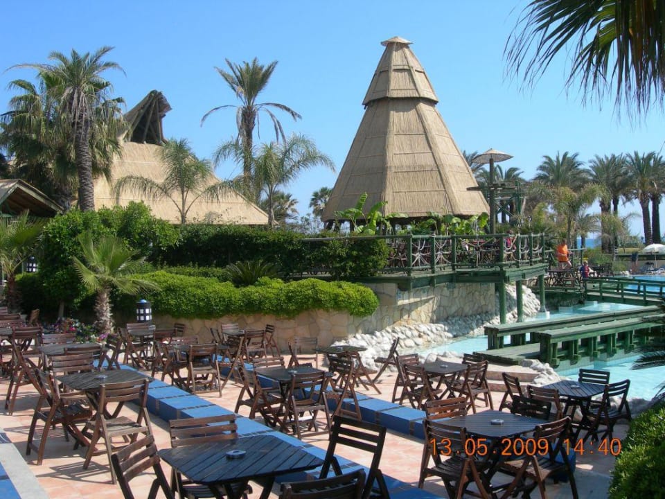 Mały amfiteatr na wyspie z barami AQI Pegasos World