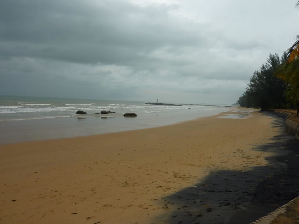 Schöner breiter Sandstrand ... Khaolak Laguna Resort