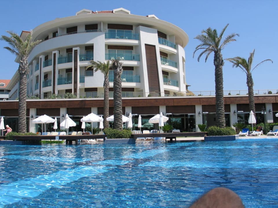 Von unserer Liege aufs Hotel Sunis Evren Beach Resort Hotel & Spa